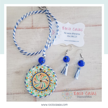 collar boho azul y blanco