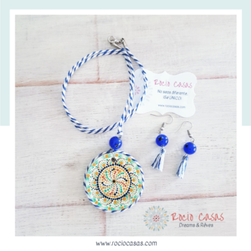 collar boho azul y blanco